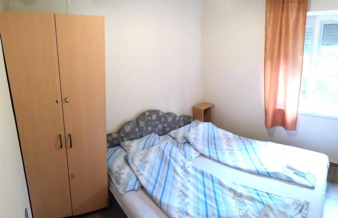 Appartement Babarczi Ueduelohaz à Kiskunmajsa Extérieur photo